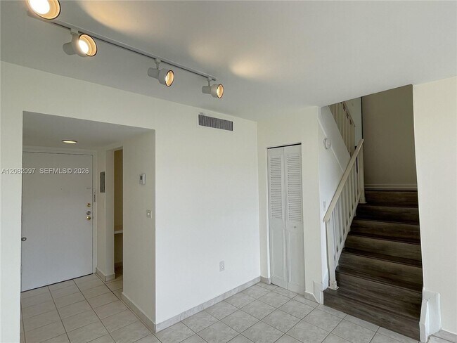 Building Photo - 6904 N Kendall Dr