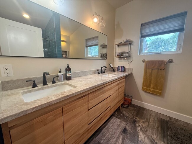 Building Photo - Spacious 4-Bedroom Home in the Heart of Edgewater