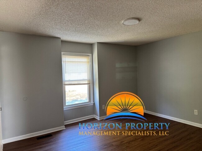 Building Photo - 900 Stevens Ct NE