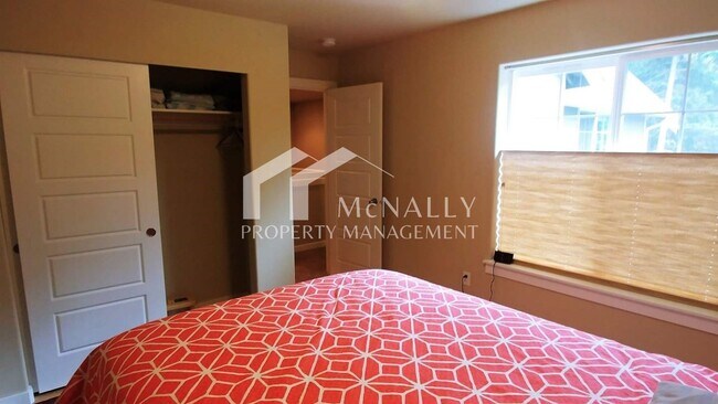 Building Photo - Beautiful Furnished Home in University Place