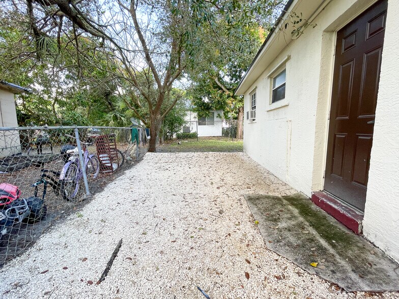Building Photo - 1717 NW 8th Pl