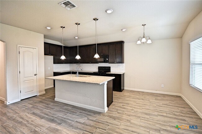 Building Photo - 528 Willow Valley St