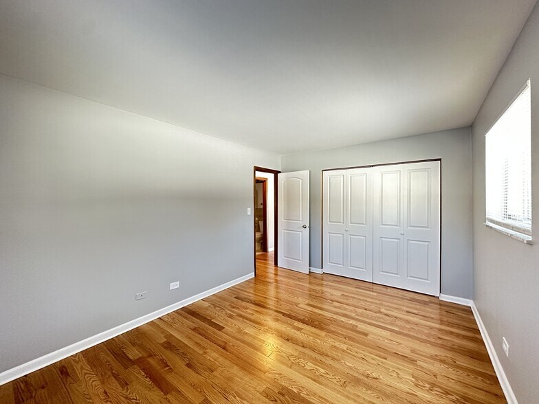 Building Photo - 1653 Oakwood Ave