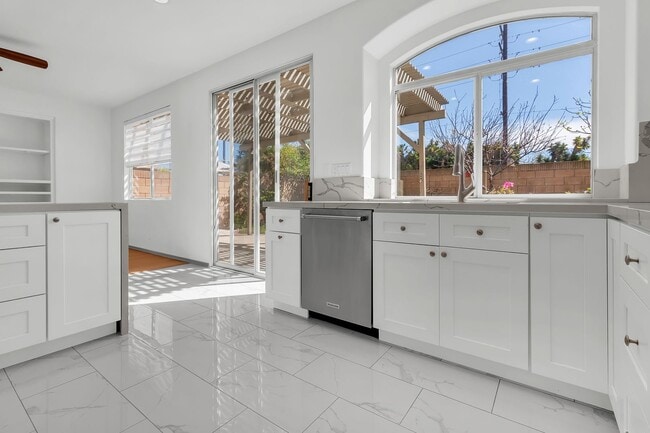 Building Photo - 5764 Kylie Ave