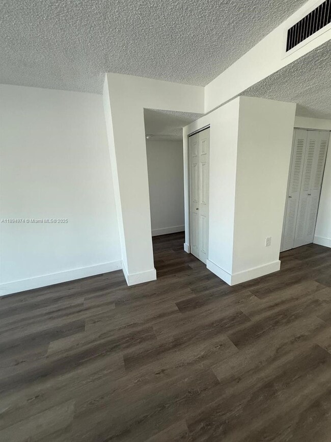 Building Photo - Spacious 2-Bedroom Apartment Near the Beac...