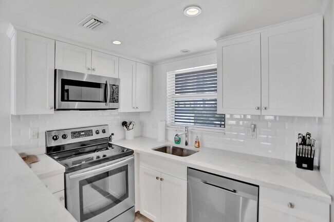 Building Photo - 2908 Bayshore Dr