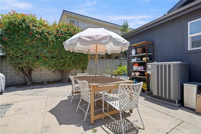 Building Photo - 1583 W 48th St