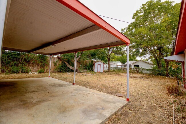 Building Photo - 1327 Vanderbilt St