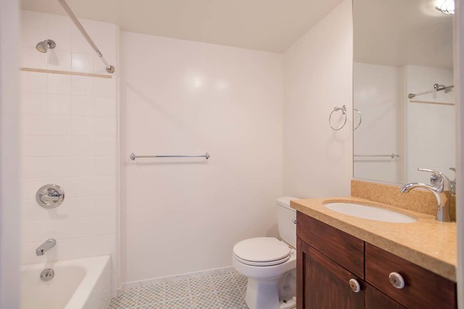Building Photo - Renovated Dogpatch Loft