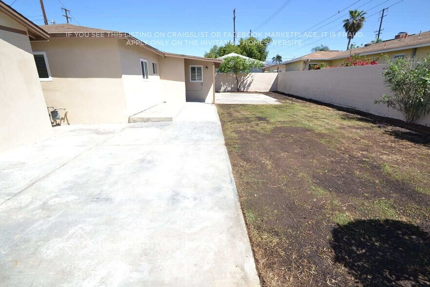 Building Photo - 1058 N Glendora Ave