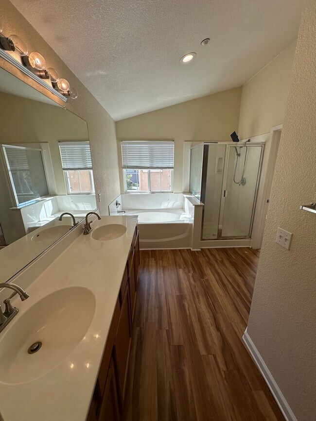 Building Photo - 3 Bed 2.5 Bath Single Family Home In Brentwood