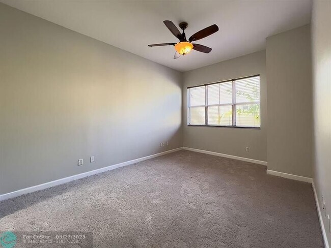 Building Photo - 2304 Vintage Dr
