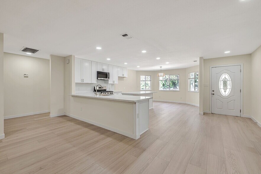 Building Photo - 6941 Golf View Dr