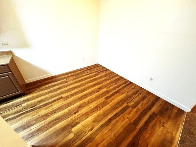 Building Photo - NORTHWEST 2 BEDROOM, 2 BATHROOM CONDO, ALL APPLIANCES INCLUDED!