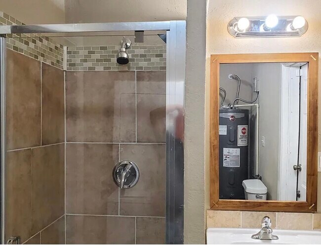 Building Photo - 5131 Lyndhurst Dr