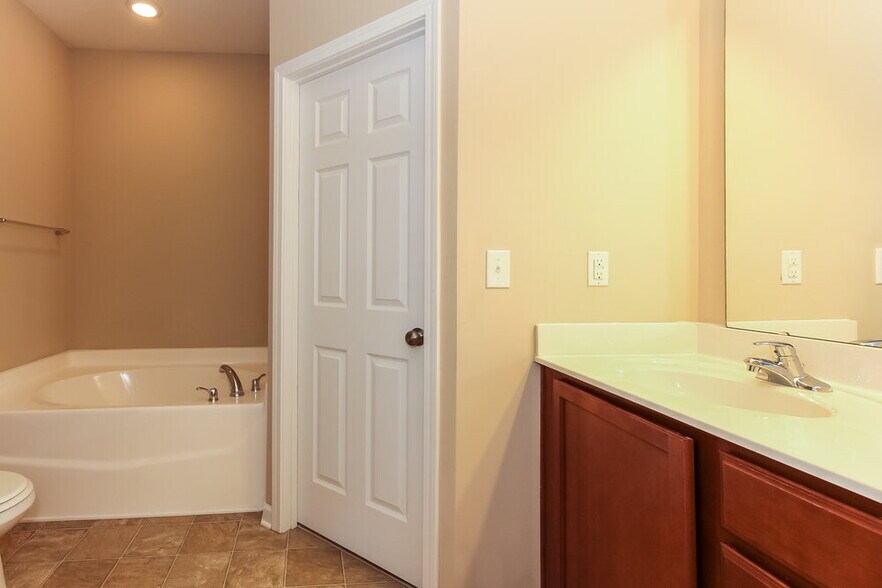 Building Photo - 3324 Mortemer Ln