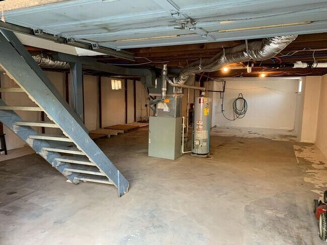 Building Photo - 2 Bed / 1 Bath House Near NKC!