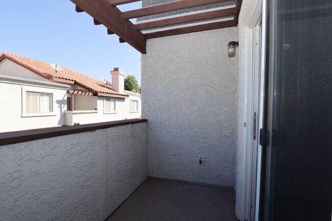 Building Photo - **24210 Sylvan Glen Rd #F Diamond Bar** 2 bedroom 2 bath Townhouse !!