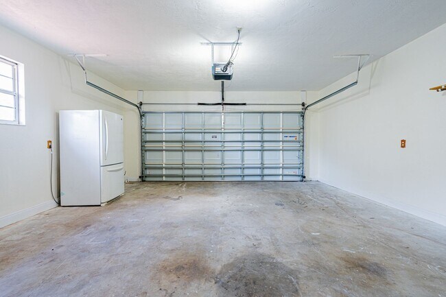 Building Photo - Convenient, Updated, and Plenty of Room fo...
