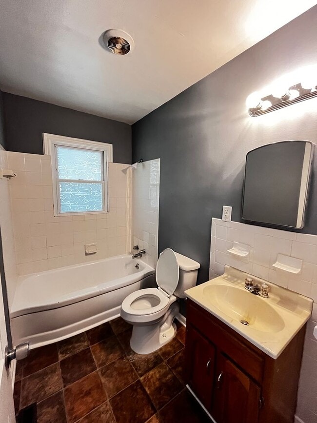 Building Photo - 2 Bedroom Home Dixie High Way