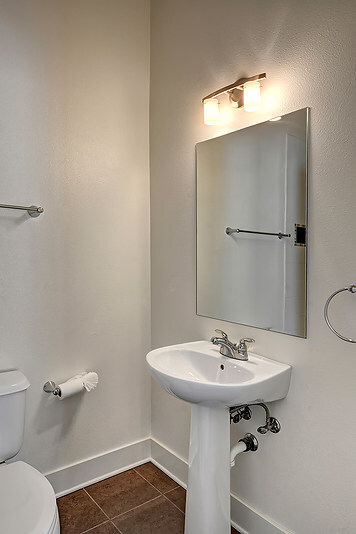 Building Photo - Gorgeous Townhouse in Green-Lake Community