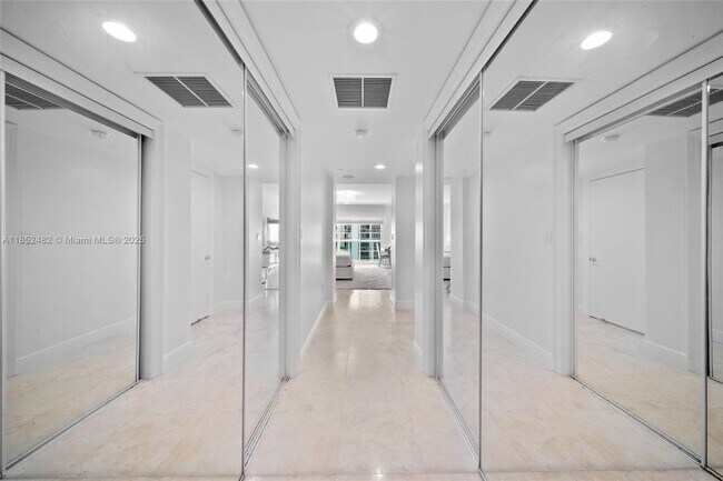 Building Photo - 20201 E Country Club Dr