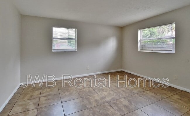 Building Photo - 516 W 60th St