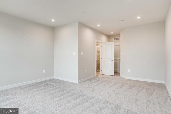 Building Photo - 14055 Sunrise Valley Dr