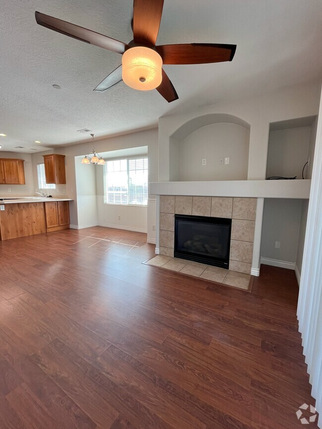 Building Photo - Gorgeous Top Floor Condo!