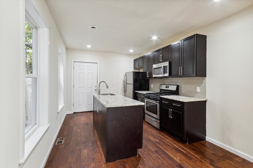 Primary Photo - 1804 W Montgomery Ave