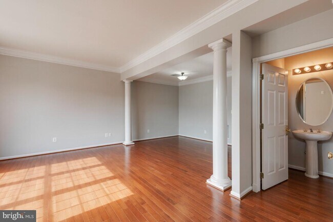 Building Photo - Spacious 3-level townhome with a 2-car garage in the desirable South Riding community.