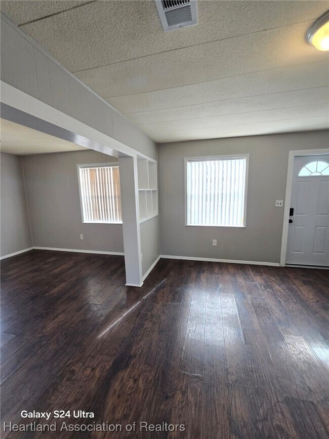 Building Photo - 106 Lake Rachard Dr