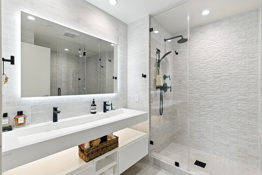 Primary ensuite bathroom - 420 Mission Bay Blvd N