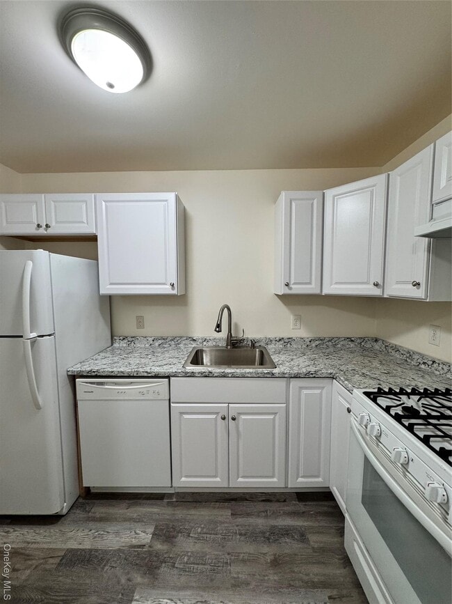 Building Photo - 15 Fern Ct