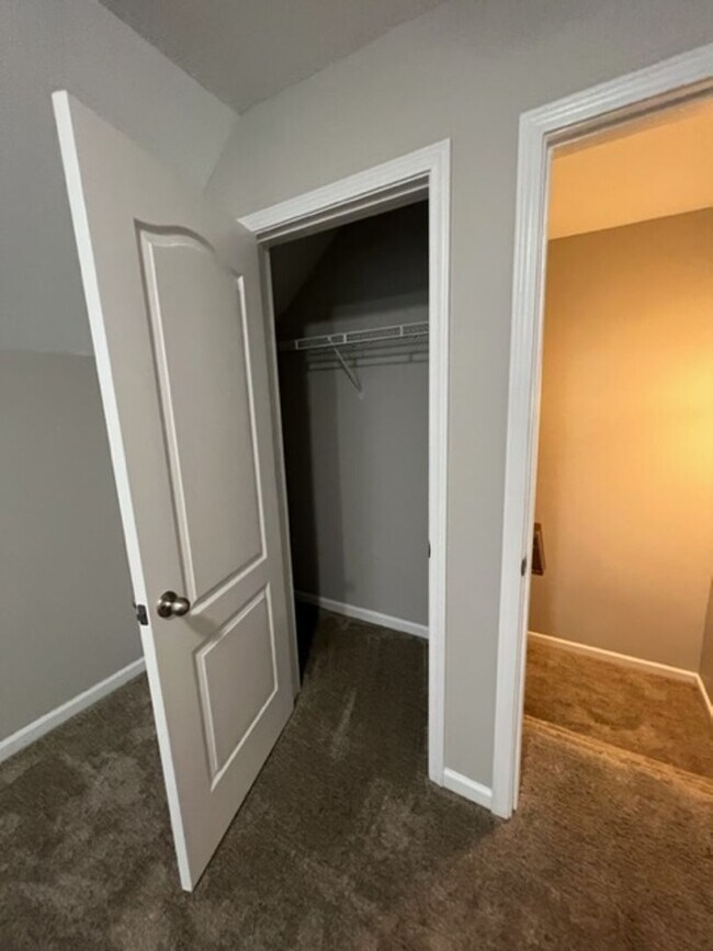 Building Photo - 4 bedroom home with fenced backyard locate...