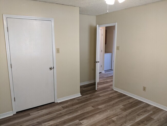 Building Photo - 1406 Hartje Ln