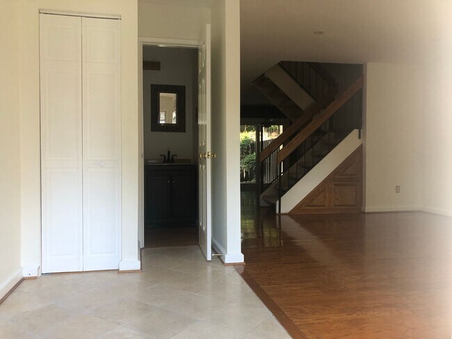 Building Photo - Well Maintained & Updated - 3 BR - Reston Metro