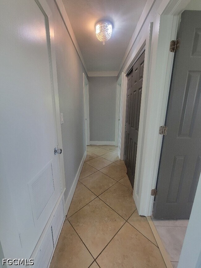 Building Photo - 203 Redcliff Ave