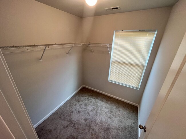 Building Photo - Beautiful 3 bedroom, 2 1/2 bathroom home i...