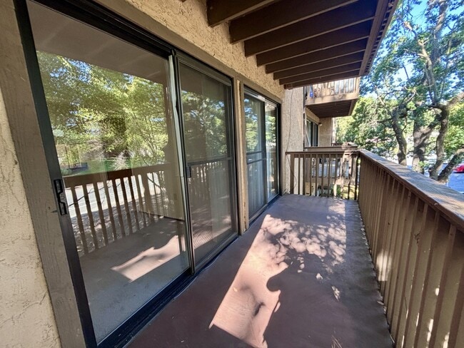 Building Photo - 307 Country View Ln