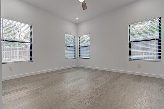 Building Photo - 2530 Steck Ave