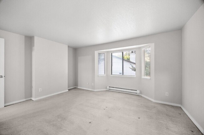 Building Photo - TOWNHOUSE IN KENT! Two story condo/townhouse 2 bedroom 1.5 bathroom TOWNHOUSE in Kent at Colonial...