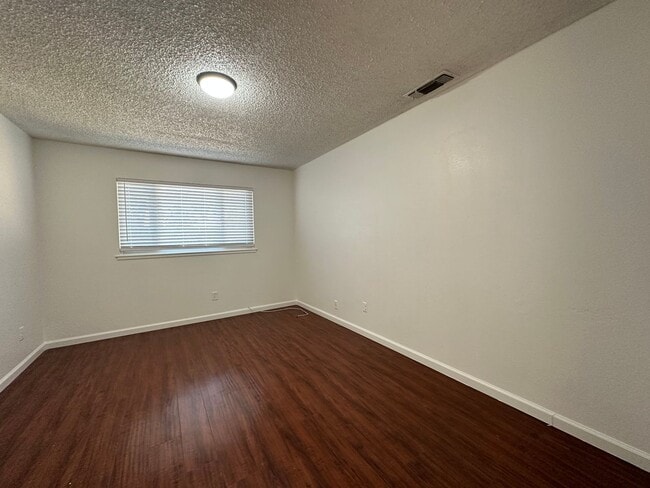Building Photo - Four Bedroom Home