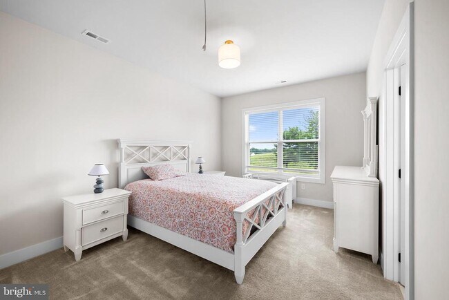 Building Photo - 2639 Hawthorn Dr