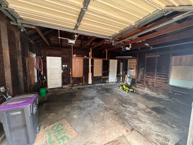 Building Photo - 894 Beech St