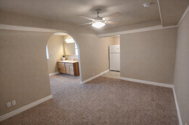 Building Photo - 1024 Shadow Point Dr