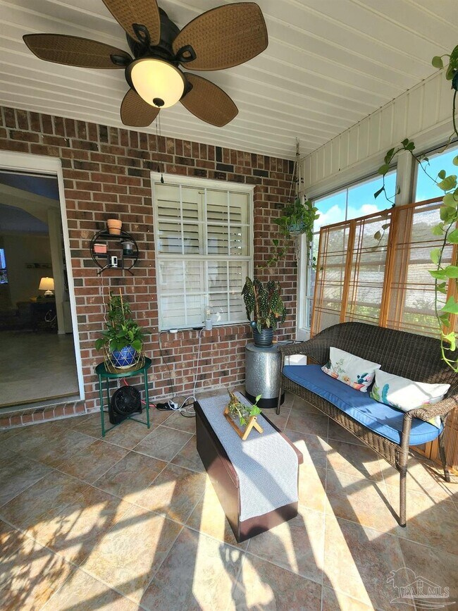 Building Photo - 876 Miramar Dr