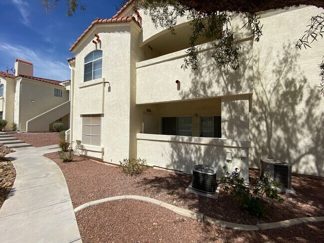 Building Photo - Charming 2Bed/2Bath 1st Floor Condo nestle...