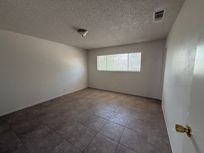 Building Photo - Victorville - 3 Bedrooms, 2 Bathrooms, New Paint, New Blinds, Tile Floors