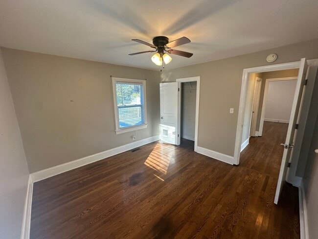 Building Photo - FOR LEASE - 3 bed, 2 bath, 1400 sqft single-family home